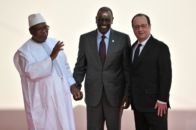 (De G à D) Le président du Mali Ibrahim Boubacar Keita, le vice-président kenyan William Ruto et le président français François Hollande à Bamako le 14 janvier 2017