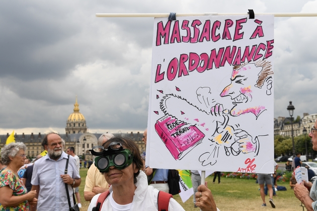 Plusieurs centaines de personnes rassemblées près de l'Assemblée nationale, le 27 juin 2017, jour de rentrée des nouveaux députés, pour contester la réforme du code du travail engagée par le gouvernement