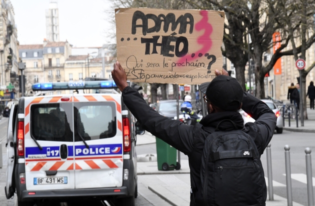 Un homme brandit une pancarte 