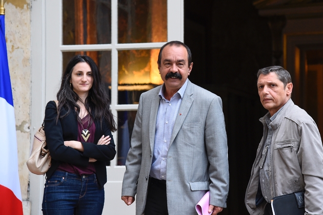 Le secrétaire général de la CGT Philippe Martinez (au centre), à Matignon avant une réunion avec le Premier ministre et la ministre du Travail, le 24 juillet 2017