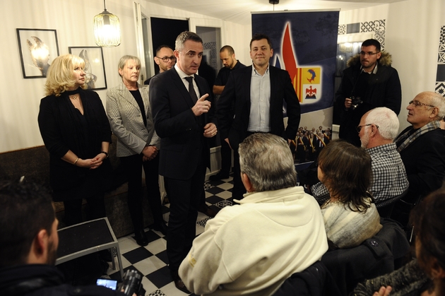 Le sénateur FN Stéphane Ravier, maire du 7e arrondissement de Marseille, lors d'une galette des rois partagée avec des militants le 28 janvier 2017 à Marseille