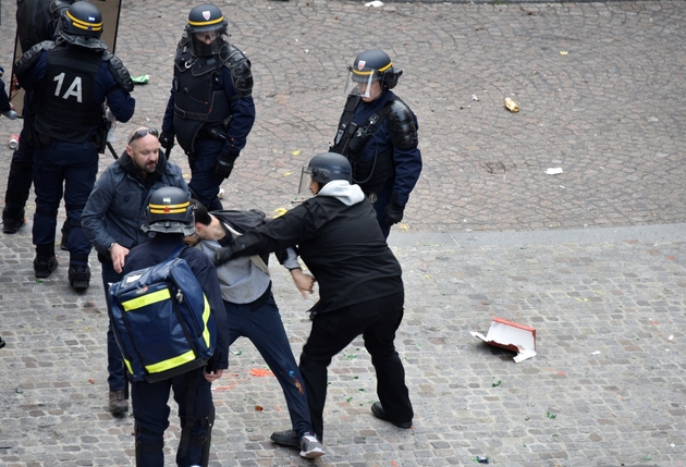 Alexandre Benalla (casque et capuche) intervient le 1er mai sur un manifestant à Paris