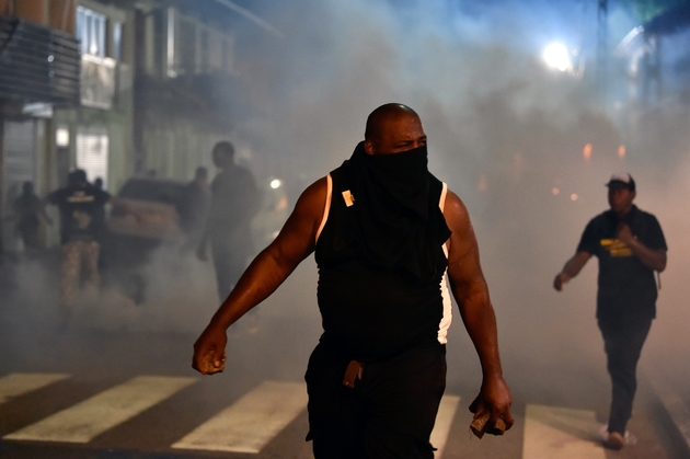 Affrontements entre manifestants et forces de l'ordre devant la préfecture de Cayenne, le 26 octobre 2017  en Guyane