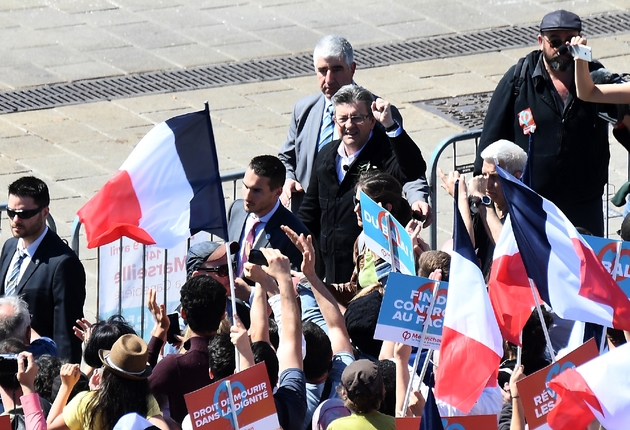 Jean-Luc Mélenchon et ses partisans avant le meeting sur le vieux port de Marseille, le 9 avril 2017