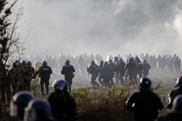 Des forces de l'ordre chargent contre des manifestants, le 15 avril 2018 lors d'une opération d'évacuation sur le site de la Zad de Notre-Dame-des-Landes 