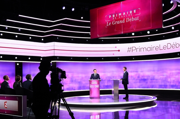 Benoît Hamon et Manuel Valls sur le plateau du débat à La Plaine-Saint-Denis le 25 janvier 2017