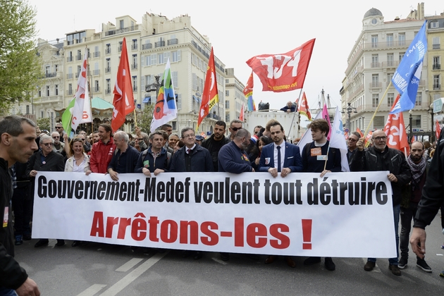 Manifestation à Marseille contre la politique du président Emmanuel Macron, le 14 avril 2018, en présence notamment du député des Bouches-du-Rhône Jean-Luc Mélenchon (La France insoumise) et de l'ancien candidat à la présidentielle Philippe Poutou (NPA)