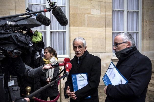 Le président de la CFTC Philippe Louis (c) fait une déclaration à la presse à l'issue de la réunion à Matignon, le 11 janvier 2019 à Paris