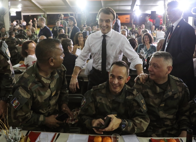 Le président français Emmanuel Macron et les troupes françaises basées en Côté d'Ivoire, lors d'un repas e Noël à Port-Bouët, le 20 décembre 2019