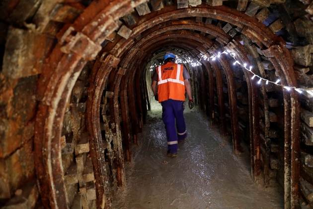 Un homme marche dans un tunnel de construction du Grand Paris, le 3 juillet 2017