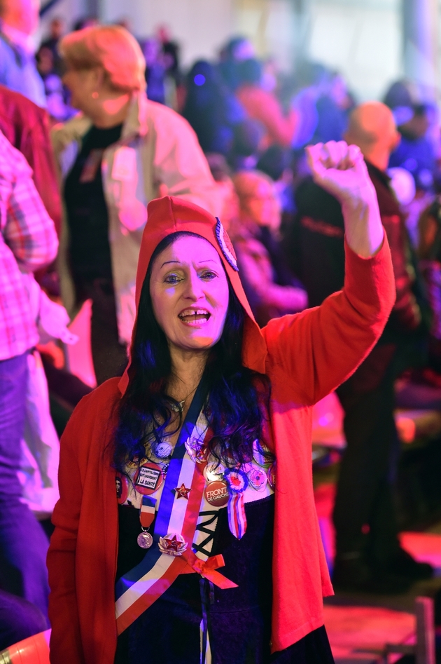 Une partisane de la coalition La France insoumise Jean-Luc Mélenchon lors d'une réunion de campagne à Lille le 12 avril 2017