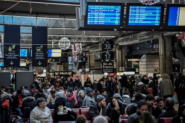 Des usagers à la Gare Montparnasse, le 2 janvier 2020 au 29e jour de grève dans les transports