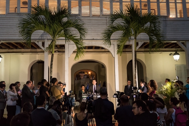 A leur arrivée mercredi en fin de journée en Guyane, les ministres de l'Intérieur Matthias Fekl et de l'Outre-mer Ericka Bareigts ont donné une conférence de presse le 29 mars 2017 à Cayenne