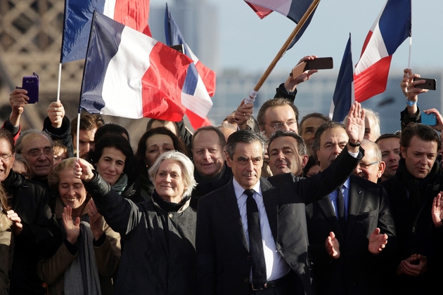 Le candidat LR à la présidentielle François Fillon (d), au côté de son épouse Penelope Fillon, sur la place du Trocadéro à Paris, le 5 mars 2017