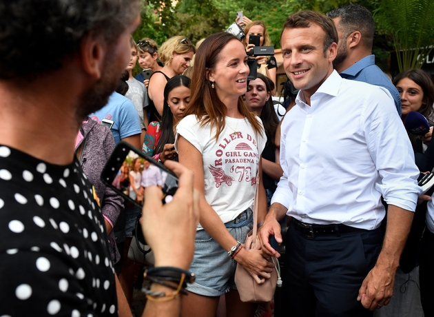 Le président Emmanuel Macron pose pour une photographie le 27 juillet 2019 à Bormes-les-Mimosas