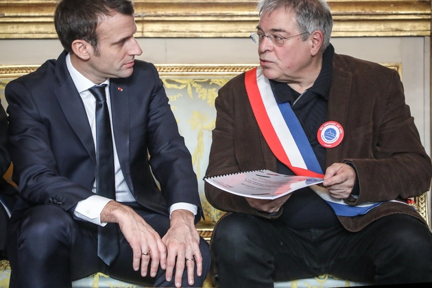 Le président Emmanuel Macron (g) et Vanik Berberian (d), président de l'Association des maires ruraux de France, lors d'une réunion à l'Elysée, le 14 janvier 2019 à Paris