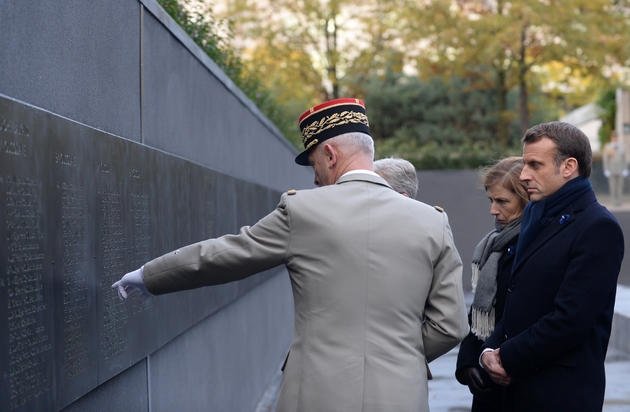 Emmanuel Macron devant le mur où sont inscrits les noms des 549 militaires tombés en opérations extérieures, le 11 novembre 2019 à Paris