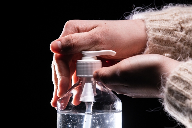 Une personne utilise du gel hydroalcoolique, le 5 mars 2020 à Paris