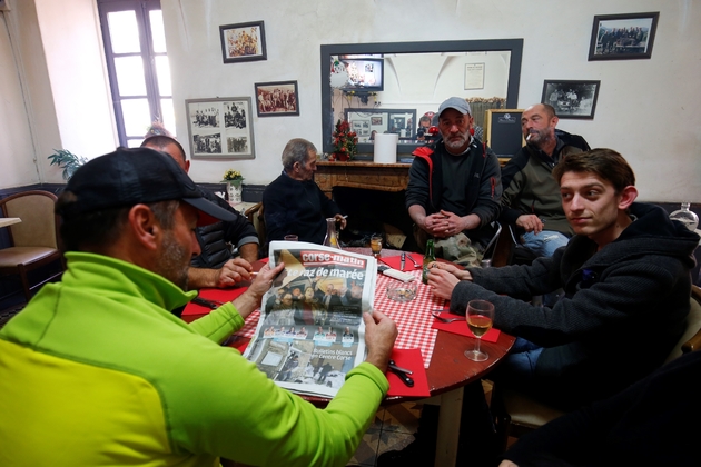 Au Café de de la Paix de Belgodère, en Haute-Corse, des clients discutent des résultats du premier tour des territoriales, le 4 décembre 2017