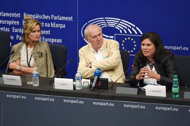 Les parlementaires européennes Helga Trupel (à gauche) et Virginie Rozière (à droite) et le journaliste de l'AFP Sammy Ketz (au centre) s'expriment sur la réforme des droits à Strasbourg (France) le 11 septembre 2018.