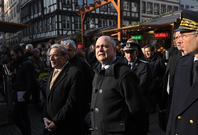 Le ministre de l'Intérieur Bruno Le Roux (C) accompagné du  maire Roland Ries (G) le 20 décembre 2016 sur la marché de Noël à Strasbourg 