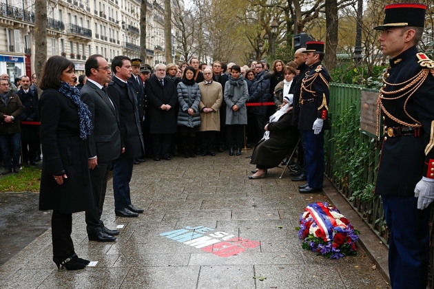 Le président Hollande (au centre, à gauche), entouré de son Premier ministre de l'époque Manuel Valls (sur sa gauche), et de la Maire de Paris Anne Hidalgo (sur sa droite), lors d'une cérémonie en mémoire des victimes de l'attentat de Charlie Hebdo