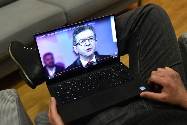 Un homme suit sur YouTube un discours de Jean-Luc Mélenchon le 19 février 2017 à Paris