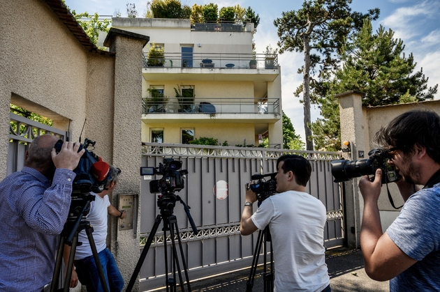 Des journalistes devant l'entrée de la résidence où vit le maire de Lyon Gérard Collomb, le 5 juin 2019
