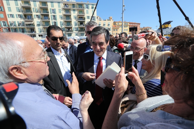 Le candidat du parti Les Républicains à la présidentielle François Fillon (c), lors d'un déplacement de campagne à Nice, le 17 avril 2017
