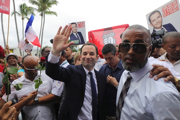Le candidat socialiste à la présidentielle Benoît Hamon (c), le 1er avril 2017 à Sainte-Marie à La Réunion