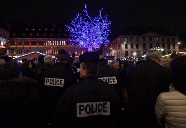 Des policiers patrouillent sur le marché de Noël de Strasbourg, le 25 novembre 2016