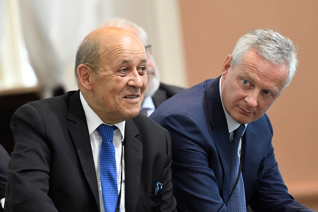 Les ministres des Affaires étrangères Jean-Yves Le Drian (G) et de l'Economie Bruno Le Maire au sommet du G7 à Biarritz le 26 août 2019