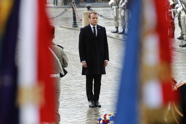 Emmanuel Macron devant la tombe du soldat inconnu, le 11 novembre 2017