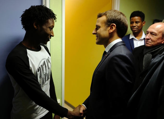 Le président Emmanuel Macron rencontre un migrant d'origine soudanaise dans un centre d'accueil à Croisilles (Hauts-de-France), le 16 janvier 2018