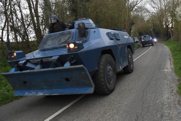 Un convoi blindé de la gendarmerie arrive sur la ZAD de Notre-Dame-des-Landes le 11 avril 2018
