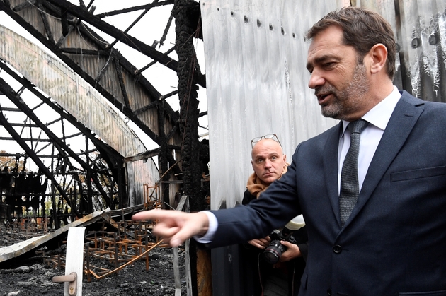 Le ministre de l'Intérieur Christophe Castaner en visite à Chanteloup-les-Vignes (Yvelines) le 5 novembre 2019, trois jours après l'incendie d'une école du cirque  