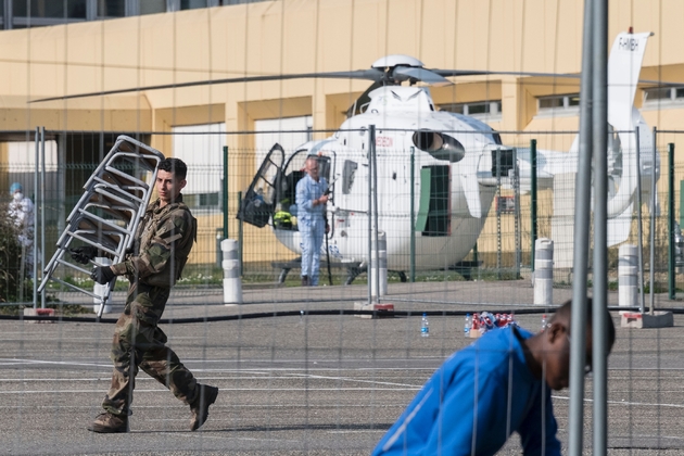 Des soldats installent un hôpital militaire à proximité de l'hôpital Emile Muller de Mulhouse, le 20 mars 2020