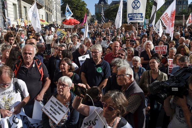 Des manifestants lors d'un rassemblement de soutien au maire de Langouët, Daniel Cueff, poursuivi pour avoir interdit les pesticides près des maisons de sa commune par décret municipal, le 22 août 2019, devant le tribunal administratif de Rennes