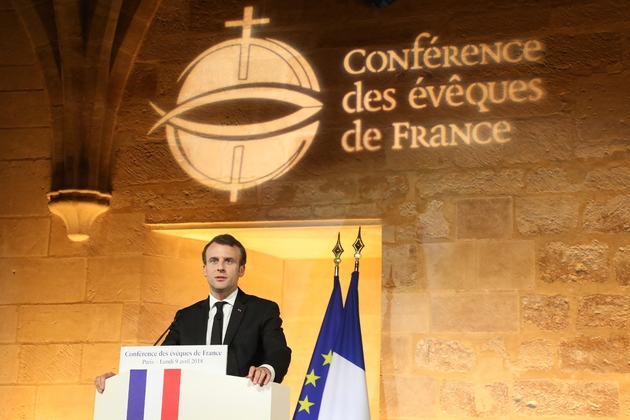 Le président Emmanuel Macron prononce un discours devant la Conférence des évêques de France au Collège des Bernardins à Paris le 9 avril 2018