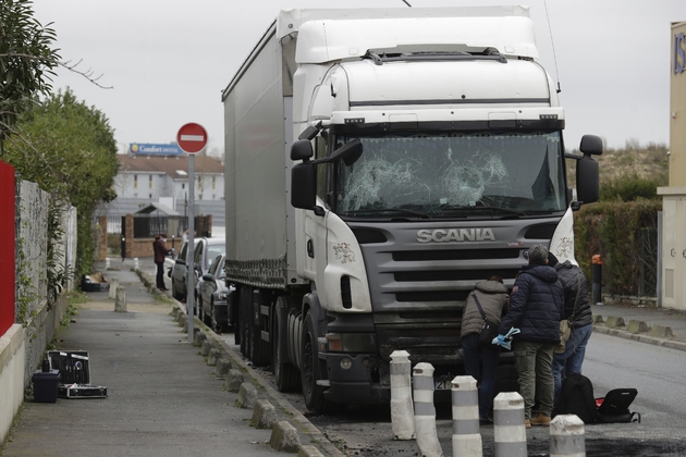 Des policiers inspectent un camion ayant subi des dommages à  Champigny-sur-Marne (Val-de-Marne)