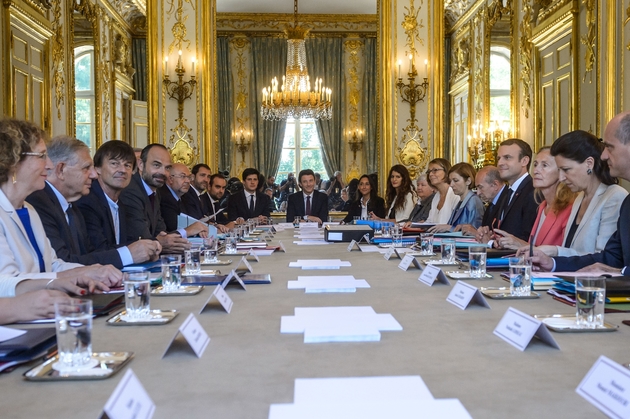 Autour de la table du Conseil, outre le chef de l’État, quinze femmes et autant d'hommes, en comptant le Premier ministre Édouard Philippe, dans une équipe étoffée, avec sept membres de plus que la précédente, le 22 juin 2017 au palais de l'Élysée