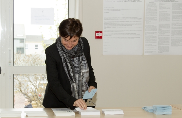 La ministre des Outre-Mer Annick Girardin vote, le 10 juin 2017, à Saint-Pierre