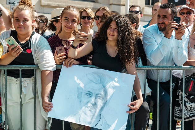 Une jeune fille brandit un portrait de Simone Veil, le 1er juillet 2018, devant le Panthéon