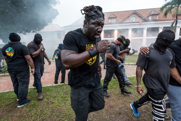 Des membres du groupe des 500 frères devant la préfecture de Cayenne, en Guyane, le 7 avril 2017 