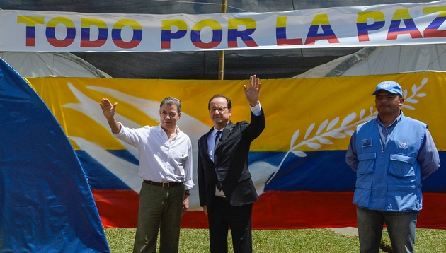 Les présidents colombien, Juan Manuel Santos, et français, François Hollande, sous une bannière 
