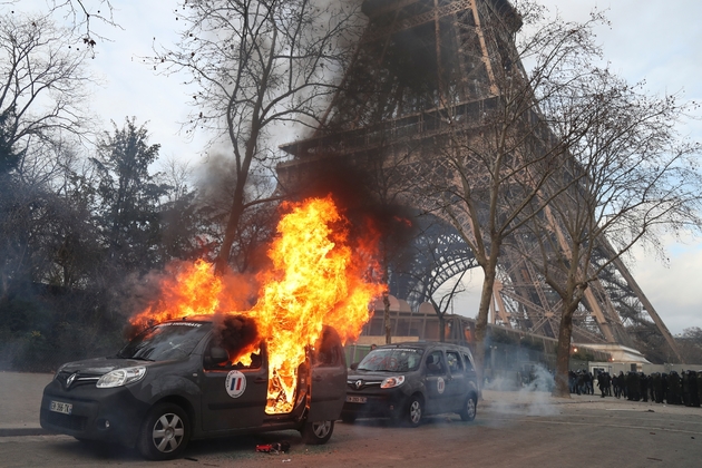 Un véhicule de l'opération Sentinelle incendié, le 9 février 2019, en marge de la manifestation des 