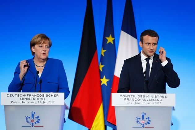 La chancelière allemande Angela Merkel et le président français Emmanuel Macron donnent une conférence de presse à l'Elysée, le 13 juillet 2017 à Paris