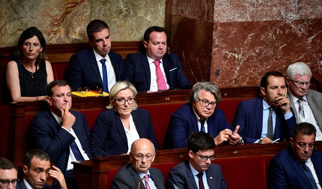 Marine Le Pen (c) et les membres du groupe parlement Front National, lors des questions au gouvernement, le 5 juillet 2017 à l'Assemblée nationale, à Paris