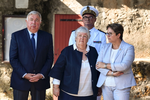 Le président du Sénat, Gérard Larcher (G), la ministre de la Cohésion des territoires, Jacqueline Gourault (3eD), et le préfet du Var Jean-Luc Videlaine (2eD) aux funérailles du maire de Signes, Jean-Mathieu Michel, le 9 août 2019