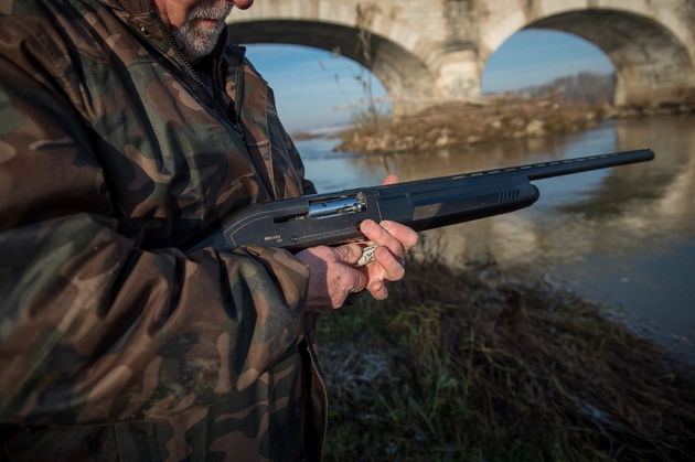 Un chasseur charge son arme le 9 avril 2016 à Vouvray
